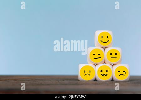 Emoticon Ikonen Gesicht auf Holzwürfel , Costumer Service-Konzept Stockfoto