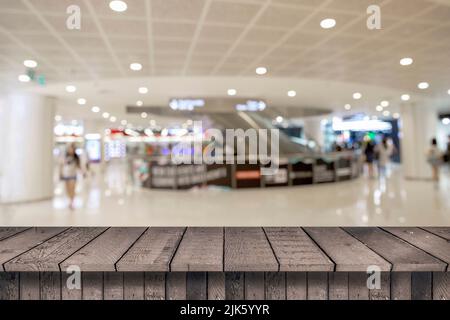 Leere obere Holzregale und verschwommene Einkaufszentrum Hintergrund. Produkt-Display-Vorlage Stockfoto