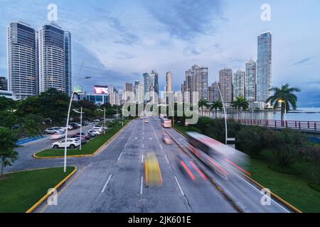 Panama-Stadt: Der Verkehr rauscht entlang der Trans-American-Autobahn in Panama-Stadt mit den Wolkenkratzern von Punta Paitilla im Hintergrund Stockfoto