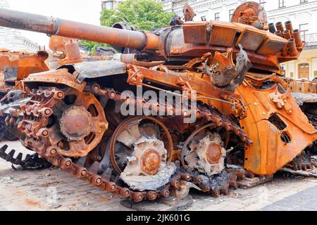 Zerstörte rostigen russischen Panzer im Freien auf dem Stadtplatz. Aktive Phase des Krieges mit russland. Stockfoto