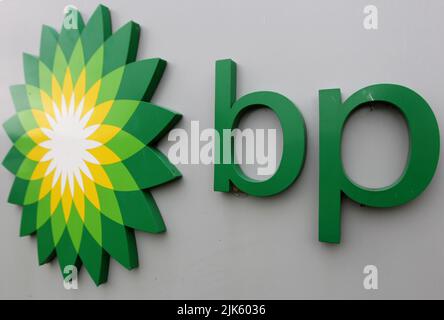 Undatierte Datei Foto des Logos von BP. Die Chefs von BP werden die Schlagzeilen, die die Energieriesen Shell und Centrica diese Woche generiert haben, wahrscheinlich nervös sehen, da sie sich darauf vorbereiten, ihre eigenen Gewinne zu präsentieren. Es wird erwartet, dass der Ölgigant weit mehr als das Doppelte von dem erzielt hat, was er vor einem Jahr in den Gewinn gesteckt hat. Ausgabedatum: Sonntag, 31. Juli 2022. Stockfoto