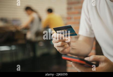 Einkaufen Online-Zahlung mit Kreditkarte , Mann mit mobilen Smartphone , Business-E-Commerce und Anwendungskonzept Stockfoto
