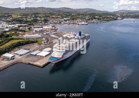 KILLYBEGS, IRLAND - JULI 22 2022: MS Arcadia ist ein Kreuzschiff der P und O Cruises Flotte, das zum ersten Mal Killybegs besucht. Stockfoto