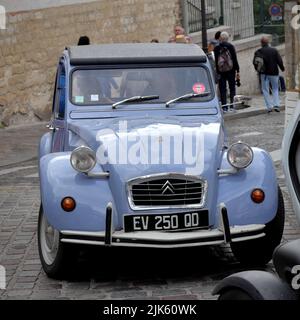 PARIS / FRANKREICH - 10. Juni 2019: Der Stadt auf den 2CV Straßen von Montmartre bietet Touristen Touren durch Paris an Stockfoto