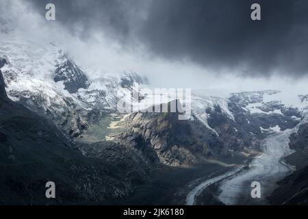 Dramatischer Himmel, Lichter und Schatten auf den Gipfeln der Glockner-Berggruppe. Gletscher und Pasterze Gletscher. Österreichische Alpen. Europa. Stockfoto