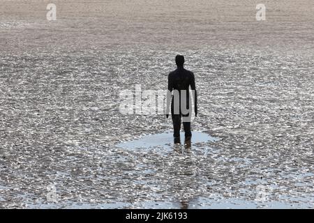 Ein weiterer Ort von Antony Gormley am Crosby Beach bei Ebbe Stockfoto