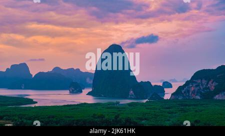 Panoramablick auf Sametnangshe, Blick auf Berge in der Phangnga Bucht mit Mangrovenwald in andamanensee mit Abenddämmerungshimmel, Reiseziel in Phangnga, Thailand Stockfoto