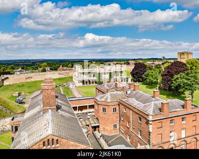 2. Juli 2019: Lincoln, Großbritannien - Ein Blick auf das alte Gefängnis von den Burgmauern, mit dem Crown Court Gebäude, und ein Fernblick auf die Lincoln Wolds. Stockfoto