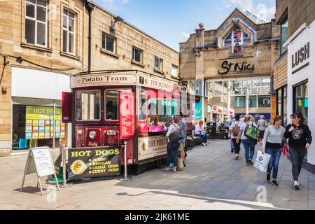 12. Juli 2019: Lancaster, Lancashire, Großbritannien - die Kartoffeltram, eine alte Straßenbahn, die zum Verkauf von Mantelkartoffeln umgebaut wurde, befindet sich vor der St Nic's Arcade im Stadtzentrum. Stockfoto