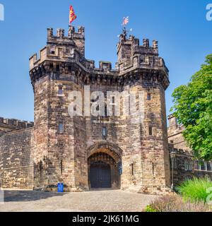 12. Juli 2019: Lancaster, Großbritannien - Lancaster Castle, der Haupteingang. Es war bis zu seiner Schließung im Jahr 2011 das am längsten verbüssende Gefängnis Großbritanniens. Stockfoto