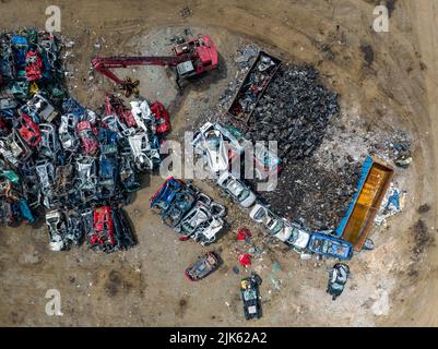 Blick Auf Den Schrottplatz Verlassene Autos. Ansicht Von Oben Nach Unten. Abriss Des Fahrzeugs. Auto Dump. Hintergrund Für Industrielle Luftaufnahmen. Stockfoto