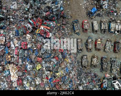 Blick Auf Den Schrottplatz Verlassene Autos. Ansicht Von Oben Nach Unten. Abriss Des Fahrzeugs. Auto Dump. Hintergrund Für Industrielle Luftaufnahmen. Stockfoto