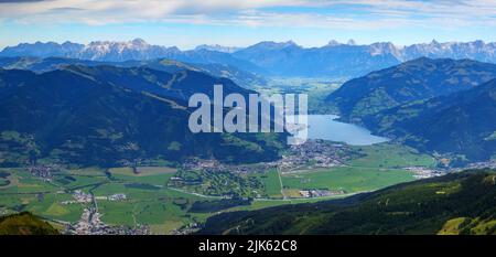 Blick vom Gipfel des Imbachhorns auf den Unterpinzgau. Zeller See, Zell am See. Kitzbüheler Alpen. Österreich. Europa. Stockfoto