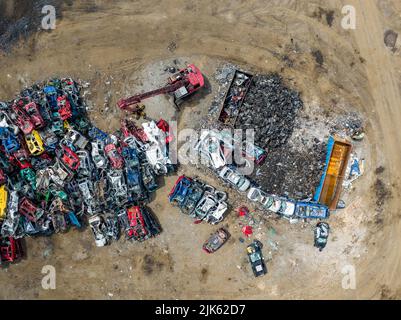 Blick Auf Den Schrottplatz Verlassene Autos. Ansicht Von Oben Nach Unten. Abriss Des Fahrzeugs. Auto Dump. Hintergrund Für Industrielle Luftaufnahmen. Stockfoto