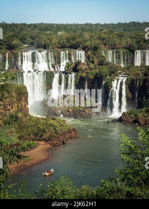 Erkunden Sie die Iguzu-Wasserfälle an der Grenze zwischen Brasilien und Argentinien auf einer Bootstour. Stockfoto