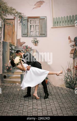 Hochzeitspaar im Innenbereich umarmt einander. Stockfoto