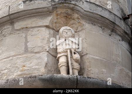 Geschnitzte Eckfigur eines Stadthauses in Périgueux gegenüber der Kathedrale Saint-Front, Frankreich Stockfoto