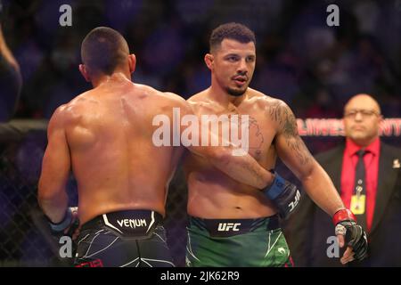 Dallas, Texas, Dallas, TX, USA. 30.. Juli 2022. DALLAS, TX - 30. JULI: (R-L) Drakkar Klose und Rafa Garcia nach ihrem Lightweight-Kampf während der UFC 277-Veranstaltung im American Airlines Center am 30. Juli 2022 in Dallas, Texas, USA. (Bild: © Alejandro Salazar/PX Imagens via ZUMA Press Wire) Stockfoto