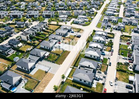 Häuser aus der Vogelperspektive. Luftaufnahme eines typischen Vororts in Polen. Moderne Architektur und Design. Stockfoto