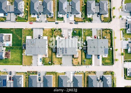 Häuser aus der Vogelperspektive. Luftaufnahme eines typischen Vororts in Polen. Moderne Architektur und Design. Stockfoto