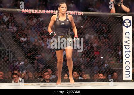 Dallas, Texas, Dallas, TX, USA. 30.. Juli 2022. DALLAS, TX - 30. JULI: Julianna PeÃ±A bereitet sich auf den Kampf gegen Amanda Nunes in ihrem Women Bantamweight Kampf während des UFC 277 Events im American Airlines Center am 30. Juli 2022 in Dallas, Texas, USA, vor. (Bild: © Alejandro Salazar/PX Imagens via ZUMA Press Wire) Stockfoto