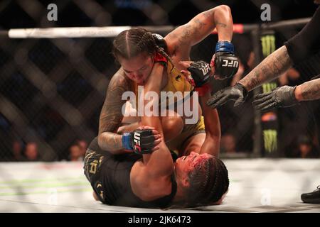 Dallas, Texas, Dallas, TX, USA. 30.. Juli 2022. DALLAS, TX - 30. JULI: Amanda Nunes (TOP) schlägt Julianna PeÃ±A in ihrem Women Bantamweight Kampf während der UFC 277 Veranstaltung im American Airlines Center am 30. Juli 2022 in Dallas, Texas, USA. (Bild: © Alejandro Salazar/PX Imagens via ZUMA Press Wire) Stockfoto