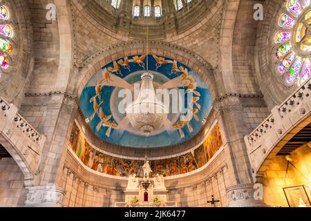 Der Kronleuchter und die Gemälde und die Kuppel des Heiligtums von Santa Luzia auf dem Monte de Santa Luzia, Viana do Castelo, Portugal Stockfoto