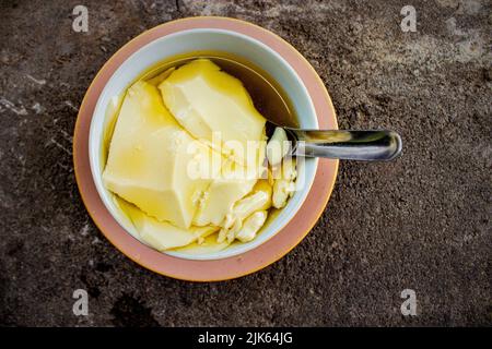 Wedang Tahu oder Kembang Tahu ist ein Ingwergetränk und enthält Beancurd (Tofu) aus Sojabohnensaft und Palmzucker-Sirup.traditioneller Tofu-Pudding Stockfoto