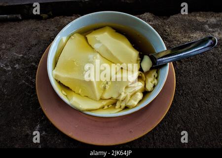 Wedang Tahu oder Kembang Tahu ist ein Ingwergetränk und enthält Beancurd (Tofu) aus Sojabohnensaft und Palmzucker-Sirup.traditioneller Tofu-Pudding Stockfoto