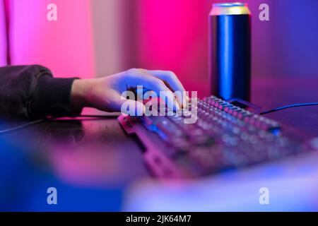 Nahaufnahme von Profi-Cyber-Sport-Gamer spielen Spiel mit Tastatur und Maus Stockfoto