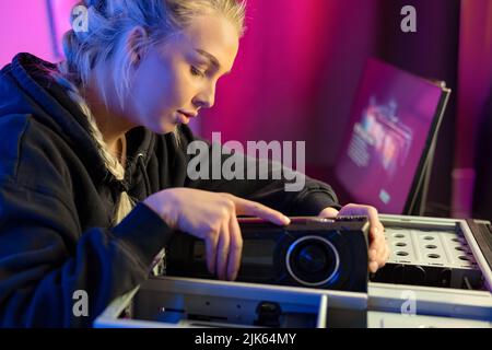 Nahaufnahme der Gamer Girl Installation einer neuen GPU-Grafikkarte in Ihr Gaming-PC Stockfoto