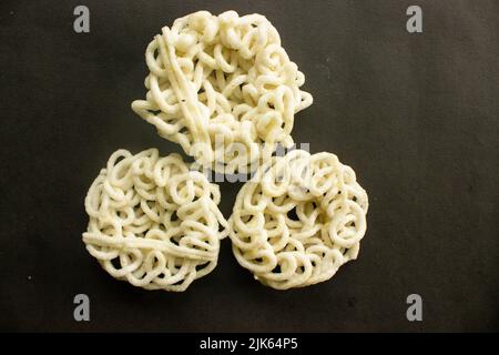 Kerupuk oder Krupuk oder Cracker isoliert auf schwarzem Hintergrund. Kerupuk ist Snacks aus Tapioka Mehlteig mit Geschmackstoffen wie Garnelen oder Fi gemischt Stockfoto