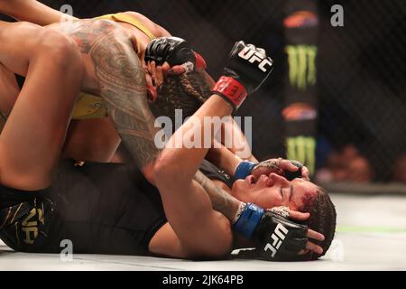 Dallas, Texas, Dallas, TX, USA. 30.. Juli 2022. DALLAS, TX - 30. JULI: Amanda Nunes (TOP) kämpft gegen Julianna PeÃ±A in ihrem Women Bantamweight Kampf während des UFC 277 Events im American Airlines Center am 30. Juli 2022 in Dallas, Texas, USA. (Bild: © Alejandro Salazar/PX Imagens via ZUMA Press Wire) Stockfoto