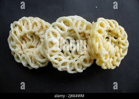 Kerupuk oder Krupuk oder Cracker isoliert auf schwarzem Hintergrund. Kerupuk ist Snacks aus Tapioka Mehlteig mit Geschmackstoffen wie Garnelen oder Fi gemischt Stockfoto