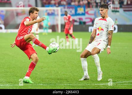 Leipzig, Deutschland. 30.. Juli 2022. Thomas MÜLLER, MÜLLER, FCB 25 Wettkämpfe um den Ball, Tackling, Duell, Header, zweikampf, Aktion, Kampf gegen Dominik Szoboszlai, RB Leipzig 17 im Spiel RB LEIPZIG - FC BAYERN MÜNCHEN 3-5 DFL SUPERCUP, 1. Deutsche Fußball Liga, in Leipzig, 30. Juli 2022 Spielzeit 2022/2023 © Peter Schatz / Alamy Live News Credit: Peter Schatz/Alamy Live News Stockfoto