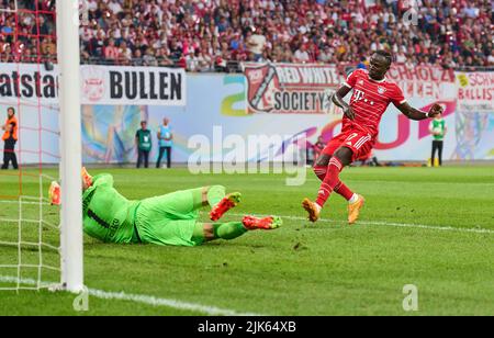 Leipzig, Deutschland. 30.. Juli 2022. Sadio Mane (FCB 17) punktet, schießt Tor , Tor, Treffer, Torschuss, 0-2 gegen Peter GULACSI, Torwart RB Leipzig 1 im Spiel RB LEIPZIG - FC BAYERN MÜNCHEN 3-5 DFL SUPERCUP, 1. Deutsche Fußball Liga, in Leipzig, 30. Juli 2022 Spielzeit 2022/2023 © Peter Schatz / Alamy Live News Credit: Peter Schatz/Alamy Live News Stockfoto