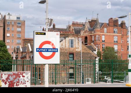 Putney Bridge ist eine Londoner U-Bahn-Station an der Wimbledon-Filiale der District Line Stockfoto