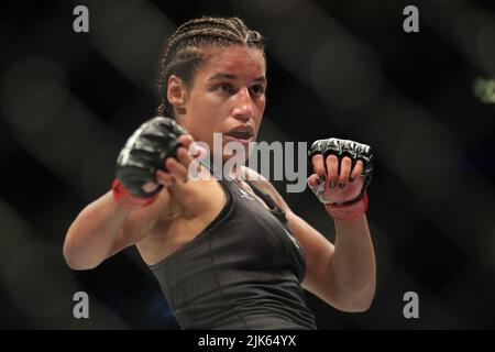 Dallas, Texas, Dallas, TX, USA. 30.. Juli 2022. DALLAS, TX - JULI 30: Julianna PeÃ±A kämpft gegen Amanda Nunes in ihrem Women Bantamweight Kampf während des UFC 277 Events im American Airlines Center am 30. Juli 2022 in Dallas, Texas, USA. (Bild: © Alejandro Salazar/PX Imagens via ZUMA Press Wire) Stockfoto
