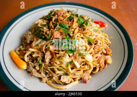 Mie Goreng Jawa oder Bakmi jawa oder java Nudel mit Löffel und Gabel. Indonesische traditionelle Street Food Nudeln aus Zentral-java oder Yogyakarta, indonesi Stockfoto