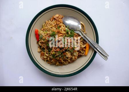 'Mie Goreng Jawa oder Bakmi jawa oder java Nudel mit Löffel und Gabel. Indonesische traditionelle Street Food Nudeln aus Zentral-java oder Yogyakarta, Indone Stockfoto