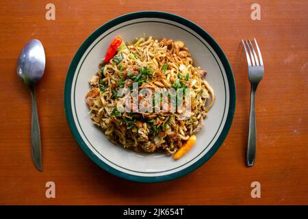 Mie Goreng Jawa oder Bakmi jawa oder java Nudel mit Löffel und Gabel. Indonesische traditionelle Street Food Nudeln aus Zentral-java oder Yogyakarta, indonesi Stockfoto