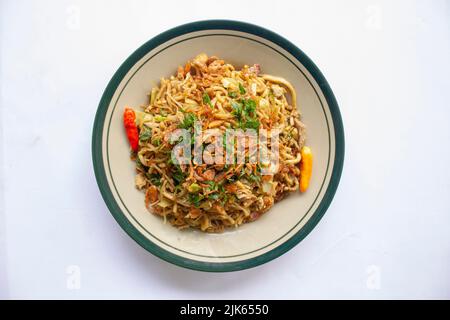 'Mie Goreng Jawa oder Bakmi jawa oder java Nudel mit Löffel und Gabel. Indonesische traditionelle Street Food Nudeln aus Zentral-java oder Yogyakarta, Indone Stockfoto