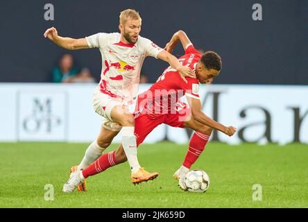 Leipzig, Deutschland. 30.. Juli 2022. Jamal MUSIALA, FCB 42 Wettkampf um den Ball, Tackling, Duell, Header, zweikampf, Aktion, Kampf gegen Konrad LAIMER, RB Leipzig 27 im Spiel RB LEIPZIG - FC BAYERN MÜNCHEN 3-5 DFL SUPERCUP, 1. Deutsche Fußball Liga, in Leipzig, 30. Juli 2022 Spielzeit 2022/2023 © Peter Schatz / Alamy Live News Credit: Peter Schatz/Alamy Live News Stockfoto