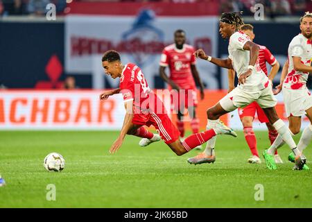 Leipzig, Deutschland. 30.. Juli 2022. Jamal MUSIALA, FCB 42 Wettkampf um den Ball, Tackling, Duell, Header, zweikampf, Aktion, Kampf gegen Mohamed Simakan, RB Leipzig 2 im Spiel RB LEIPZIG - FC BAYERN MÜNCHEN 3-5 DFL SUPERCUP, 1. Deutsche Fußball Liga, in Leipzig, 30. Juli 2022 Spielzeit 2022/2023 © Peter Schatz / Alamy Live News Credit: Peter Schatz/Alamy Live News Stockfoto