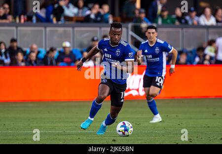 San Jose, Kalifornien, USA. 30. Juli 2022 San Jose, CA USA San Jose Erdbeben-Vorstoß Jeremy Ebobisse (11) schießt den Ball nach oben während des MLS-Spiels zwischen Real Salt Lake und den Erdbeben in San Jose. Das Spiel endet 2-2 Unentschieden im PayPal Park San Jose Kalifornien. Thurman James/CSM Credit: CAL Sport Media/Alamy Live News Stockfoto