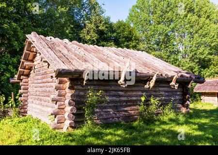 Ein altes Holzhaus in einem europäischen Landhaus Stockfoto