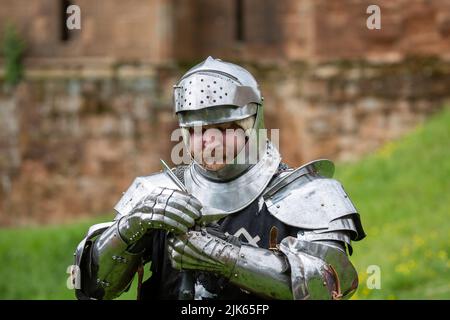 Ritter in glänzender Rüstung. Detail Metallhelme. Mittelalterlicher Krieger. Stockfoto