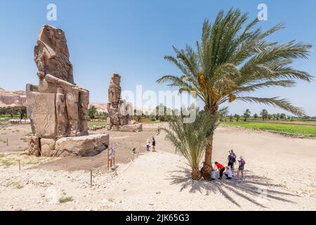 Luxor, Ägypten; 28. Juli 2022 - ein Blick auf die Kolosse von Memnon am Luxors Westufer, Ägypten. Stockfoto