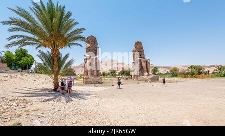 Luxor, Ägypten; 28. Juli 2022 - ein Blick auf die Kolosse von Memnon am Luxors Westufer, Ägypten. Stockfoto