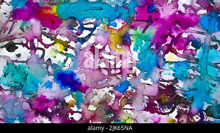 Schwarze und primäre Farbflecken auf nassweißem Papier sorgen für einen organischen und texturellen Effekt, der sich perfekt für Hintergründe und Grafikdesign eignet Stockfoto